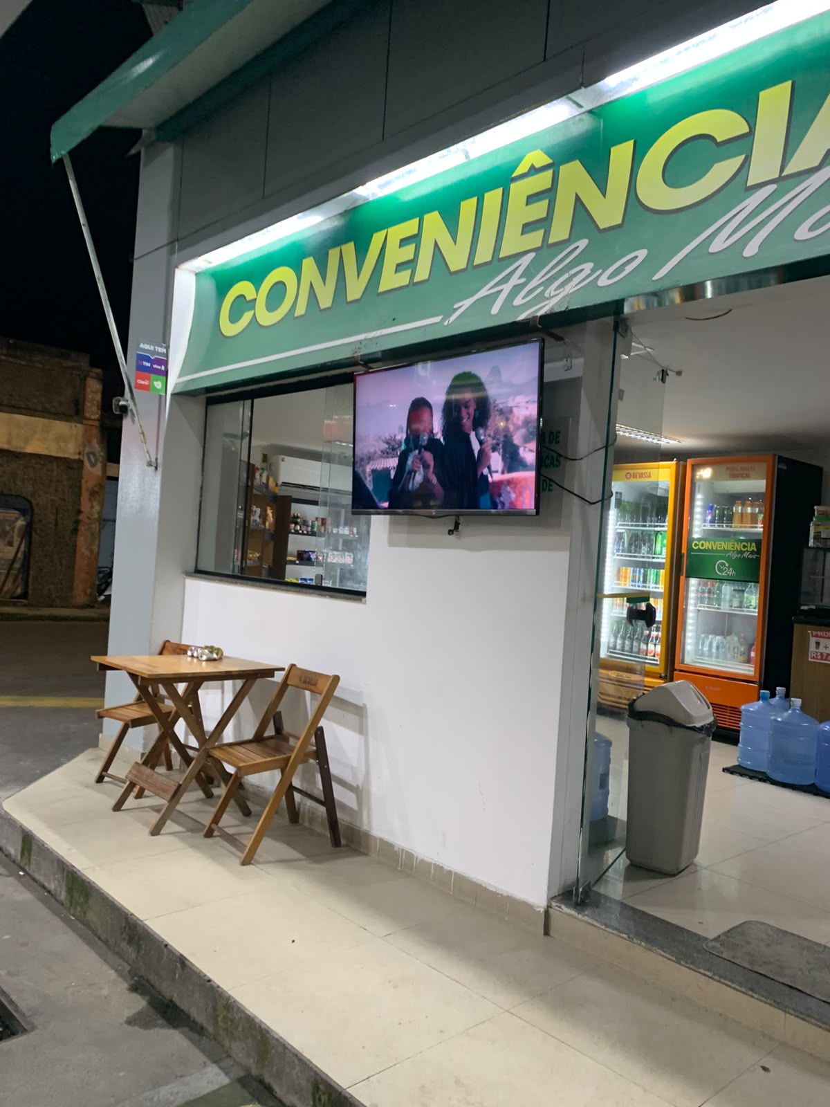 TV de conveniência à noite passando um clipe de música aleatório.